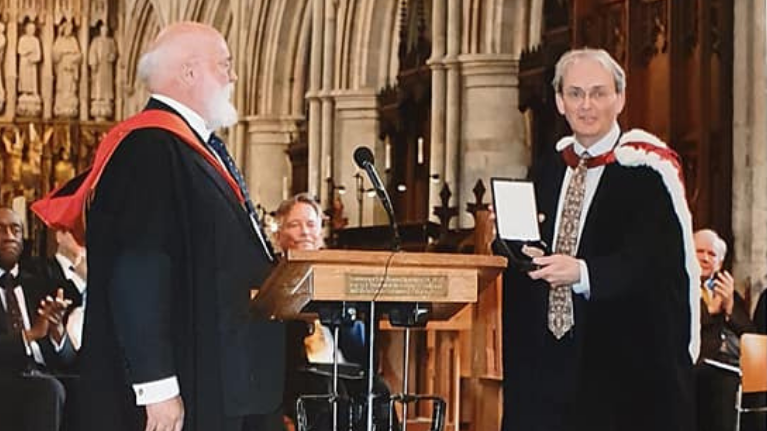Francis Pott receives an award from the Royal College of Organists.